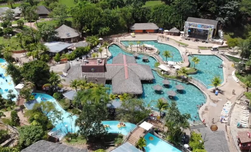 Cidade é repleta de parques aquáticos que usam água quentinha nos brinquedos