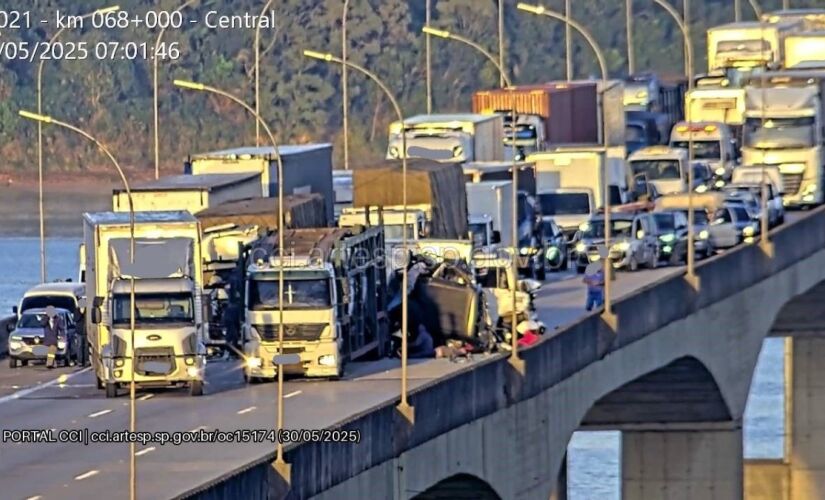Aidente envolveu três caminhões e uma perua 