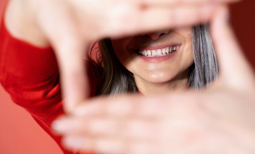 Nem muito largo, nem muito contido; a ciência explica que o equilíbrio é a chave para o sorriso ideal