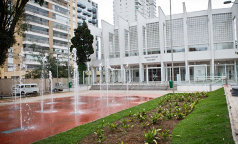 Foto da fachada do teatro Paulo Eiró