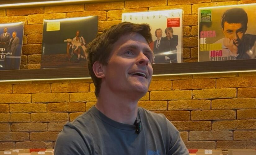 Tom Speight durante entrevista na Now Play Vinyl Store, em São Paulo
