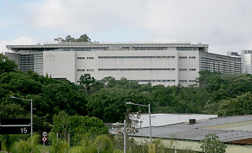 Os prédios milionários estão abandonados desde 2014