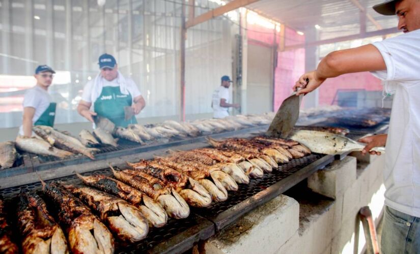 Tainha assada na brasa será servida com farofa, arroz e vinagrete