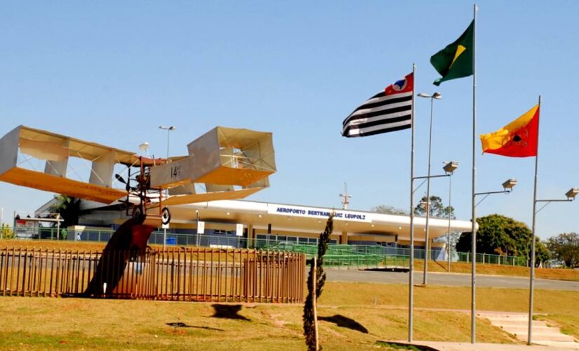 Aeroporto Estadual Bertram Luiz Leupolz, é divido em áreas particulares, estaduais e municipais