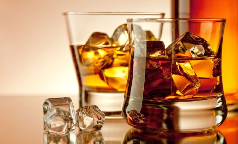 Whisky é consumido tanto puro quanto misturado com energético.