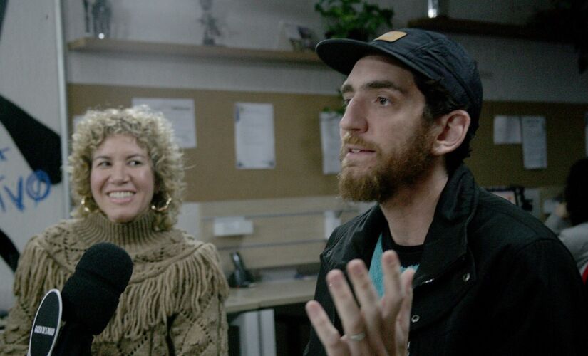 Filipe Grimaldi e Carolina Herszenhut durante participação ao podcast Direto da Gazeta