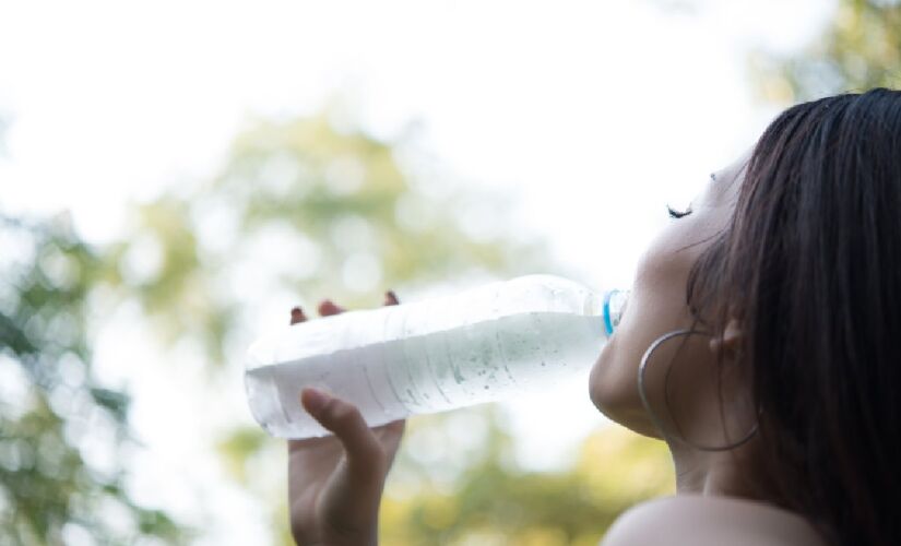 Beber água apenas água com gás pode trazer malefícios no organismo humano