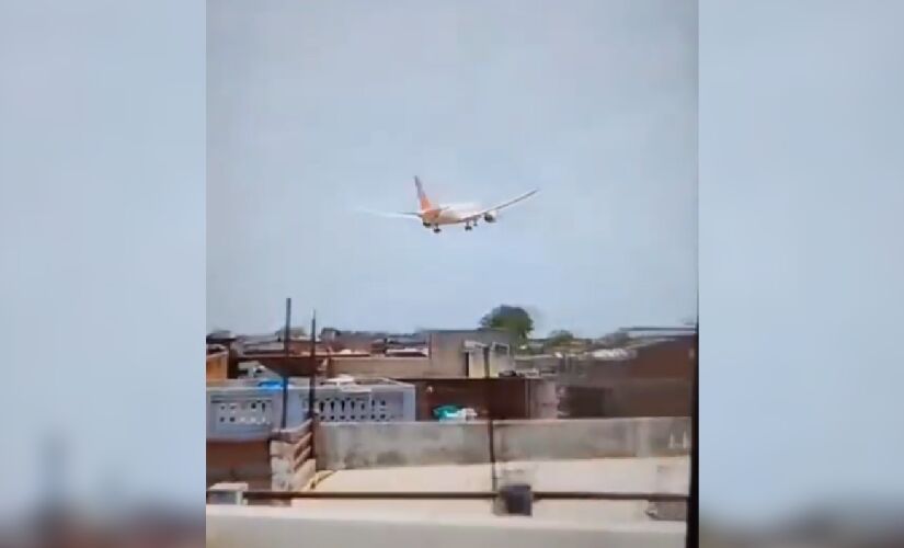 Boeing 787-8 Dreamliner perdeu a comunicação com a torre logo após a decolagem