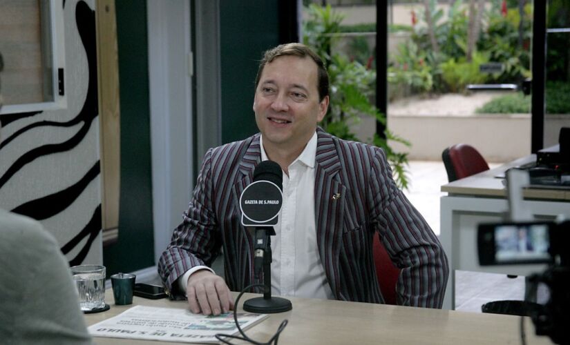 O cantor e compositor Aymeric, durante participação no podcast Direto da Gazeta