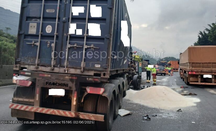 Acidente deixou duas faixas da rodovia interditada