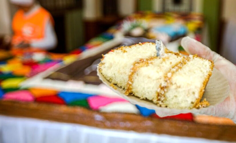 Entrega dos tradicionais pães abençoados e a venda do bolo em sistema drive-thru começa às 7h