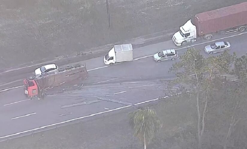 Caminhão transportava ferro, que ficou espalhado pela pista
