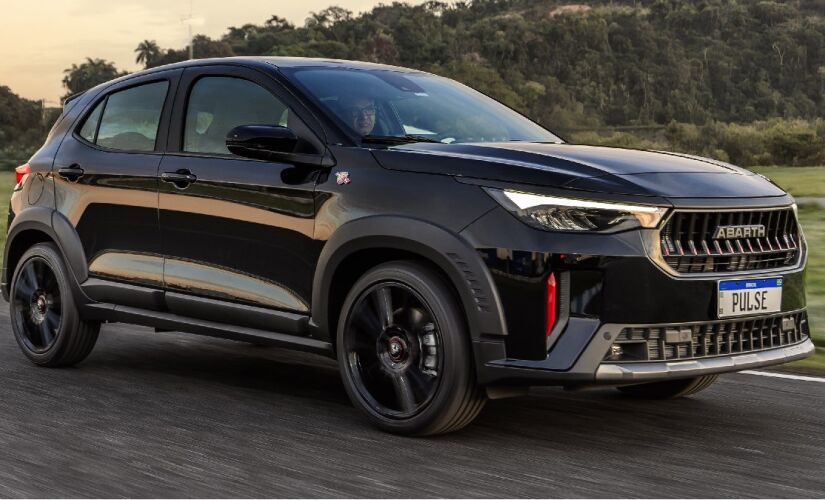 Seguindo padrão global da marca, um novo "logo script" com a palavra "Abarth"