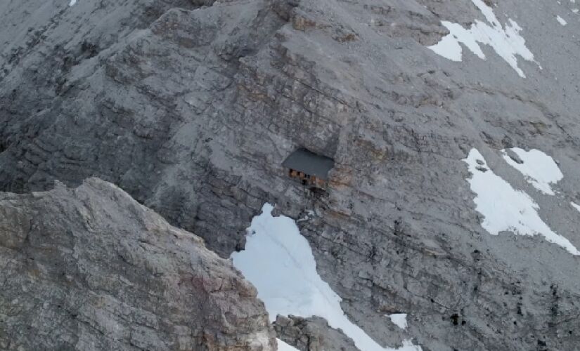 A casa é isolada e só pode ser acessada por alpinistas