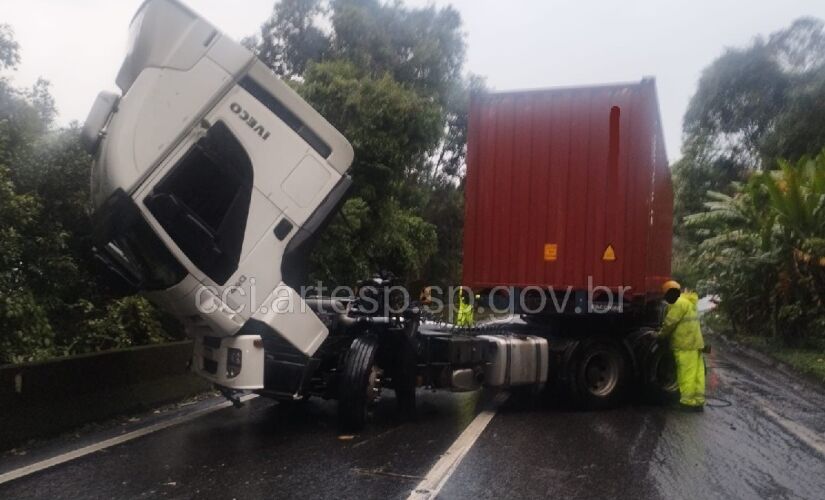 Trânsito na rodovia vai do km 55 ao km 47, e acumula mais de oito quilômetros