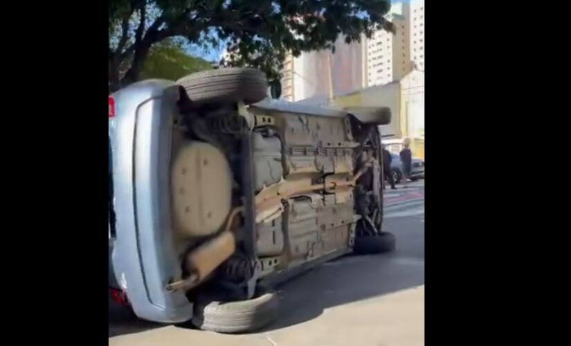 Carro após capotamento no bairro Pompeia, em São Paulo