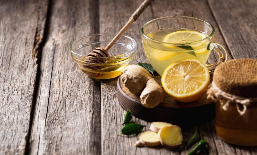 Médica indica chá de gengibre, limão e mel como opção natural para aliviar sintomas de gripes e resfriados.