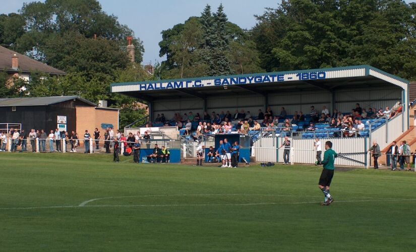 Apesar de sua fama, o Sandygate mantém ares de estádio de cidade pequena. Tem capacidade para cerca de 1.300 torcedores, sendo apenas 250 lugares sentados. 