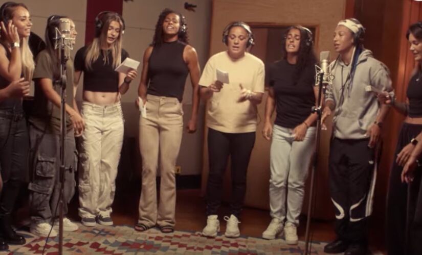 Música "Futebol Feminino" foi regravada por 11 atletas brasileiras