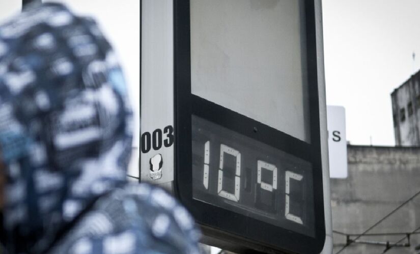 Após um fim de semana com períodos de sol e temperaturas mais elevadas do que o comum para o inverno, o frio vai voltar para a cidade de São Paulo