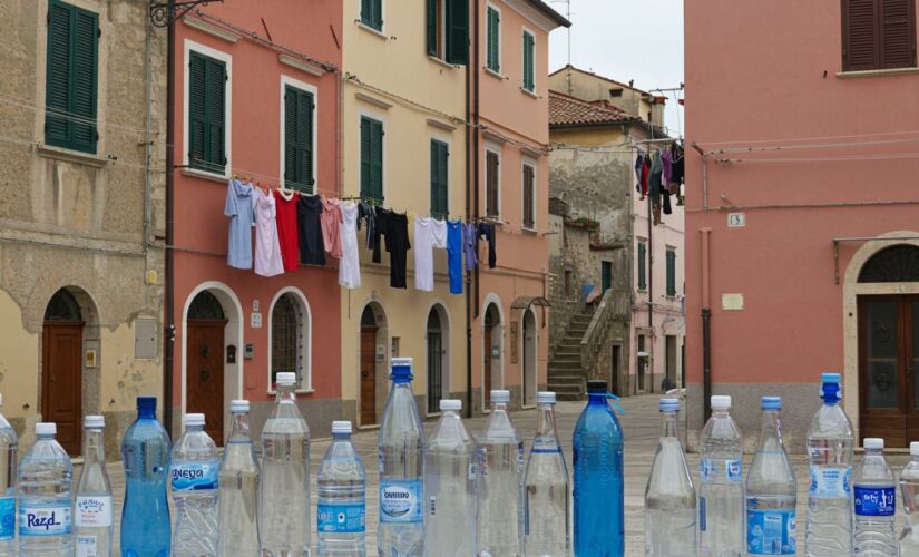 Entenda o porquê italianos colocam garrafas de água em frente as casa 