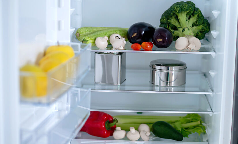 O mau odor é comum ao abrir a porta da geladeira ou freezer, com a intensidade variando