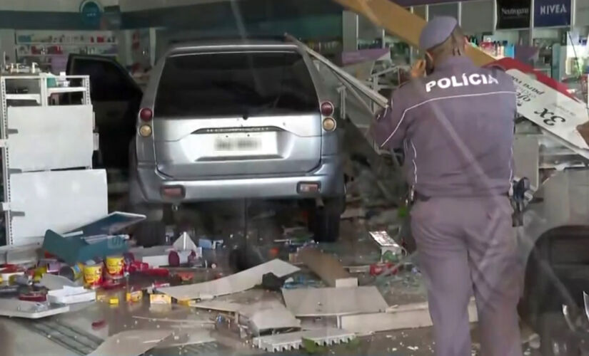 Idosa invade farmácia com carro em Matão