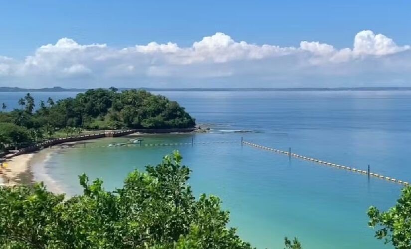 Com águas mornas e claras a praia tem 8km de extensão