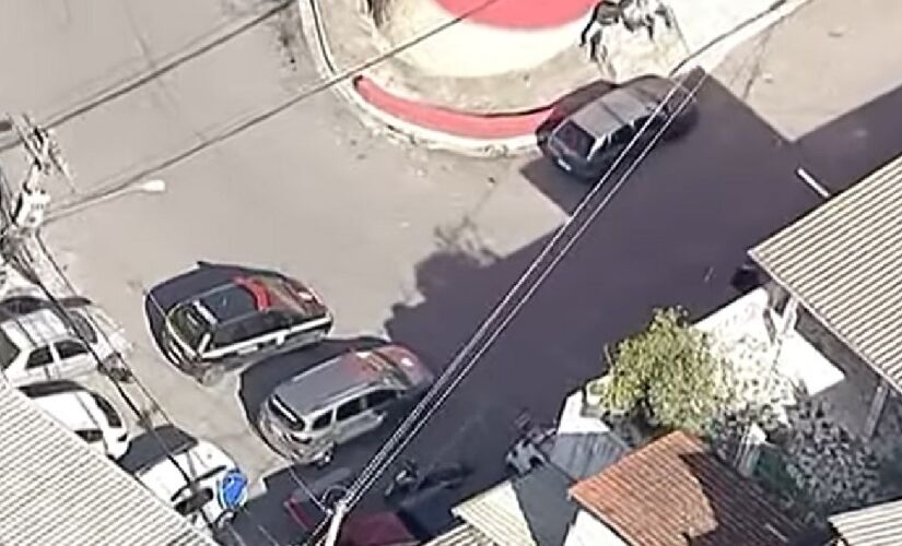 Ela foi encontrada pela mãe, por volta das 17h30, caída ao lado da cama