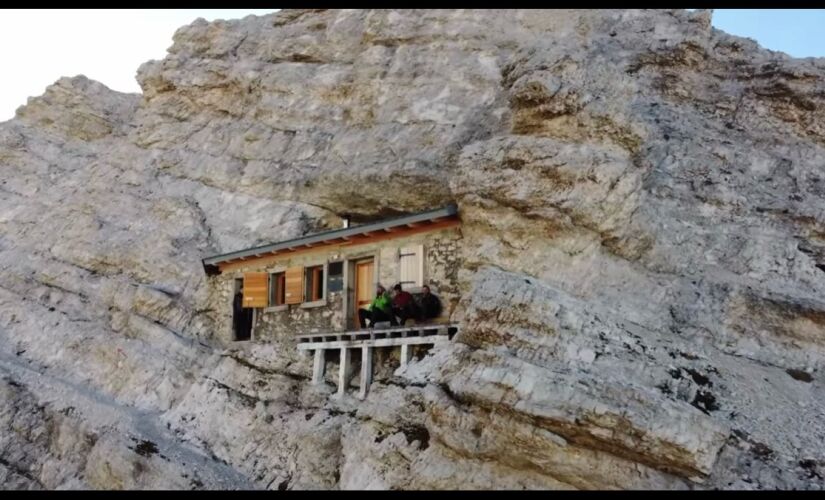 A casa é isolada e só pode ser acessada por alpinistas