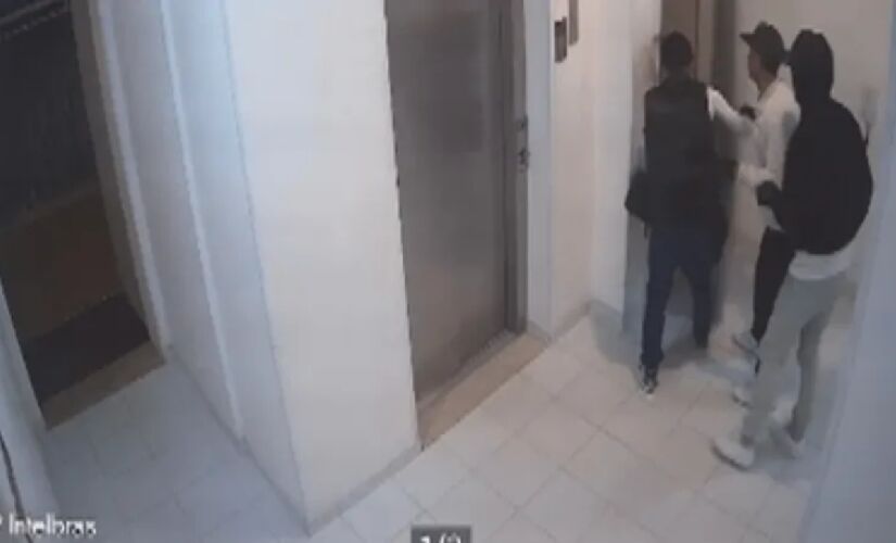 Criminosos entraram em condomínio pouco depois das 18h