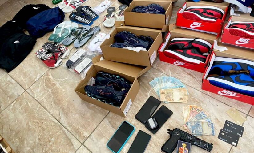 Segundo a polícia, cinco criminosos foram detidos e encaminhados ao 4&ordm; Distrito Policial de Osasco, onde a ocorrência está sendo registrada