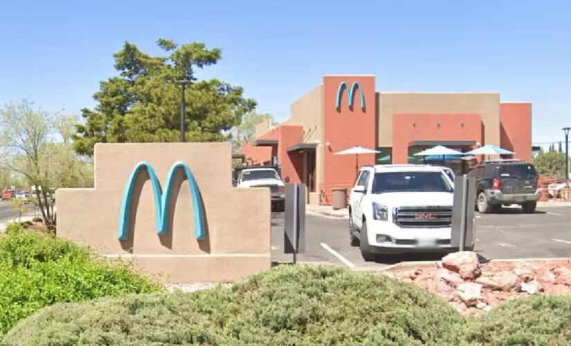McDonald's nos EUA precisou trocar seu logo dourados e utilizar arcos azuis