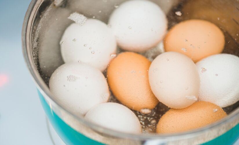Colocar vinagre para cozinhas ovos facilita na hora de descascá-los