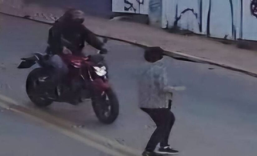 Mulher andava pela calçada, quando parou, olhou para os dois lados e iniciou a travessia