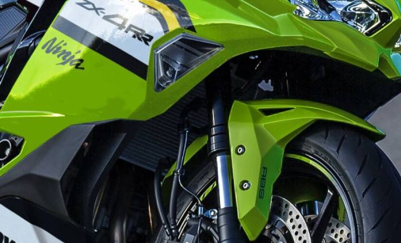 Modelo tem motor de quatro cilindros em linha de 400 cc e eletrônica avançada