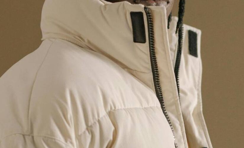 Peça substitui jaqueta puffer e domina vitrines e passarelas