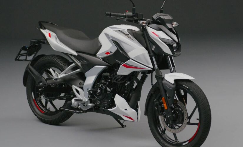 Bajaj Pulsar N150 tem 16,5 centímetros de altura em relação ao solo e 145 quilos em ordem de marcha