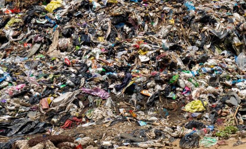 Montanhas de peças abandonadas no Chile revelam lado obscuro do fast fashion