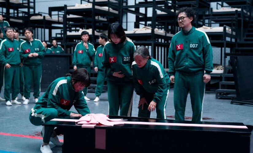 Num futuro próximo não definido, a história de "Round 6" começa acompanhando as trajetórias de 456 competidores desesperado