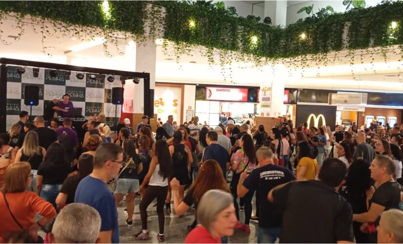 Comandado pelos DJs Beto Trombini e Giba Santos, o encontro garante uma playlist com clássicos que marcaram época