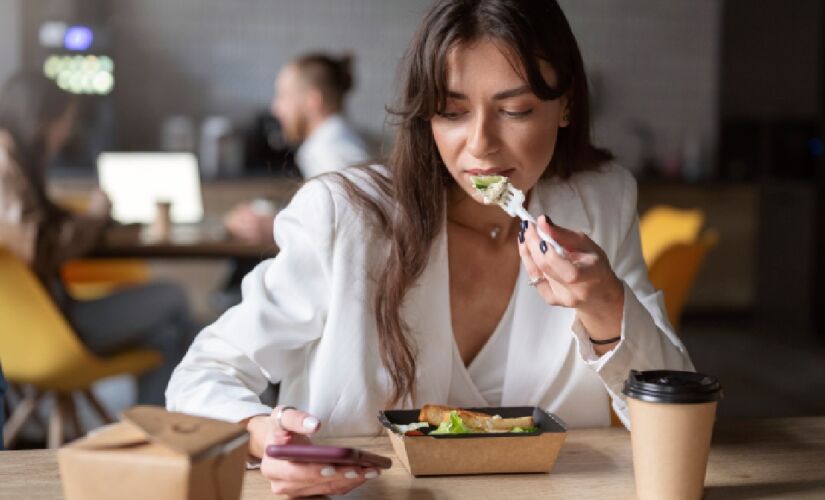 Colocar os cotovelos na mesa durante uma refeição vai contra as regras de etiqueta tradicionais
