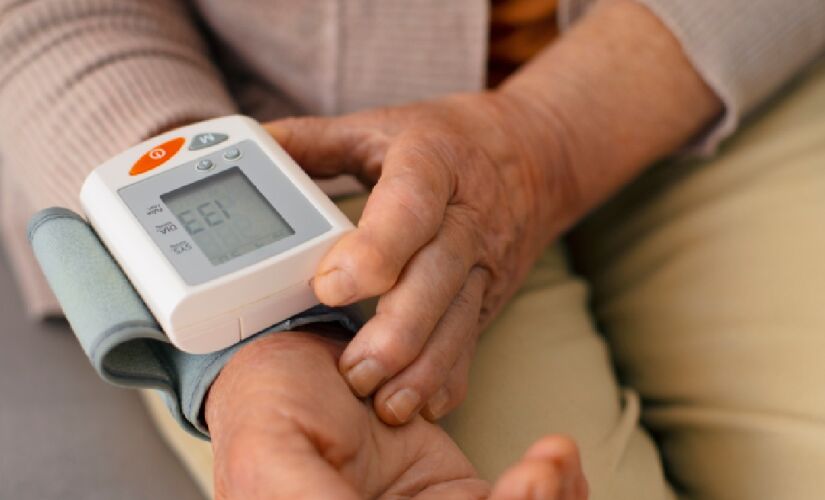 Manter a pressão controlada é imporante para evitar problemas cardiovasculares, especialmente em idosos