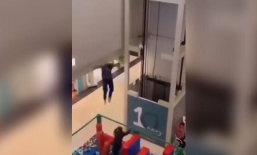 Imagens que circulam nas redes sociais mostram momento em que dois jovens pulam de uma sacada interna do shopping
