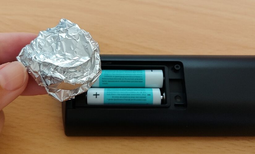 O papel alumínio serve como uma espécie de adaptador para pilhas