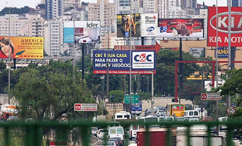 Das esquinas de bairro aos grandes cruzamentos. Na imagem é possível ver a marginal pinheros