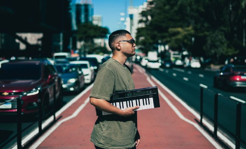 'Além de Dez' encerra a sequência de três singles que antecipam o álbum de estreia do músico