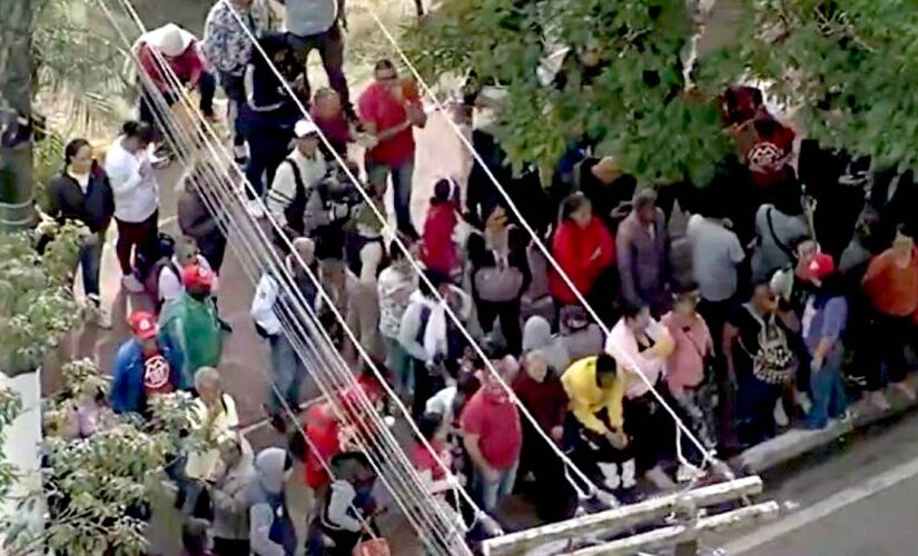 Manifestantes em frente à Prefeitura de Itapecerica da Serra, na Grande São Paulo