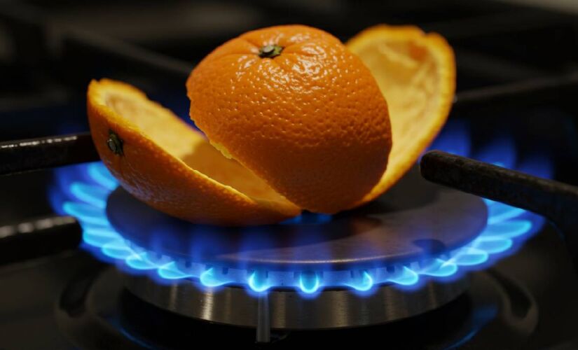 Casca de laranja em fogo baixo libera um odor cítrico na cozinha 