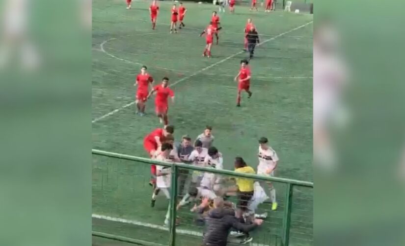 Briga começou após o assistente de arbitragem dar um tapa no rosto do jovem